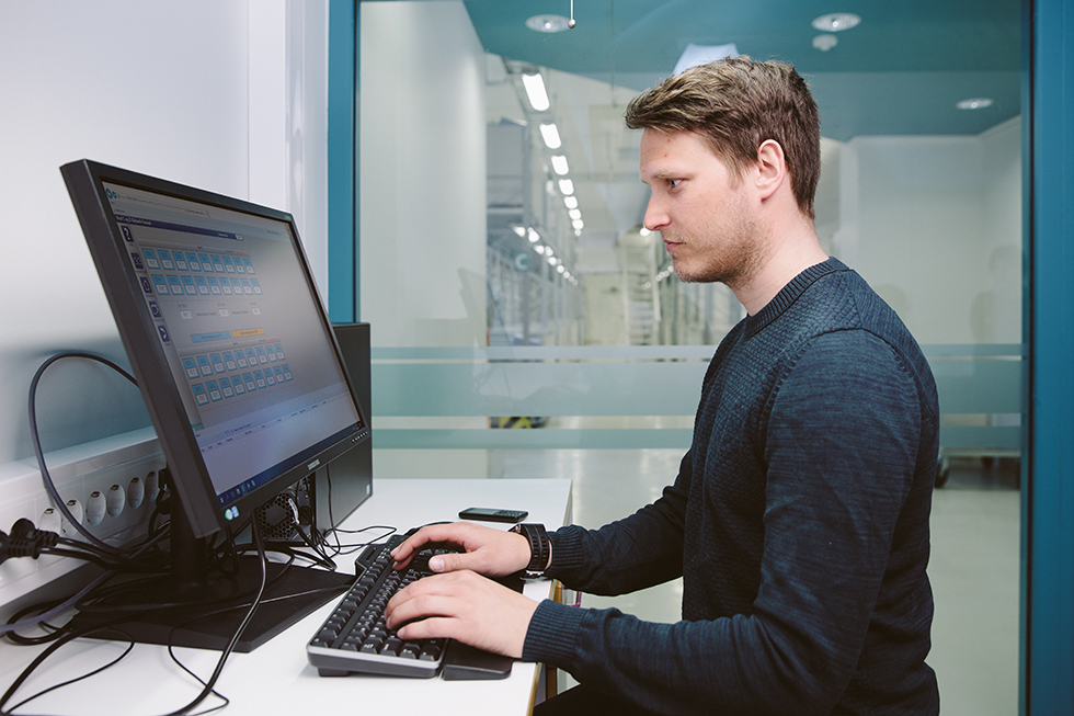 Fotomariusfiskum.jpg Forsker studerer prøve i Biobanken