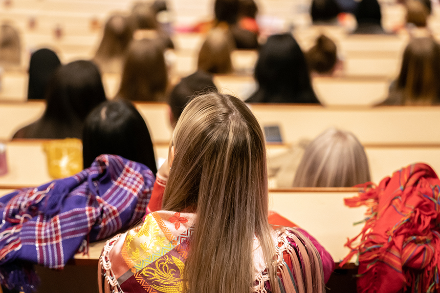 Kvinne på forelesning