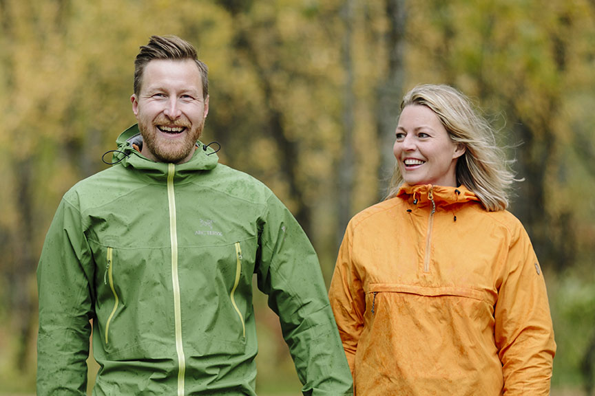 foto.marius.fiskum.jpg Mann og kvinne på tur i skogen