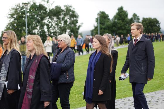 Studentrepresentantene i universitetsstyret i prosesjon ved semesterstart