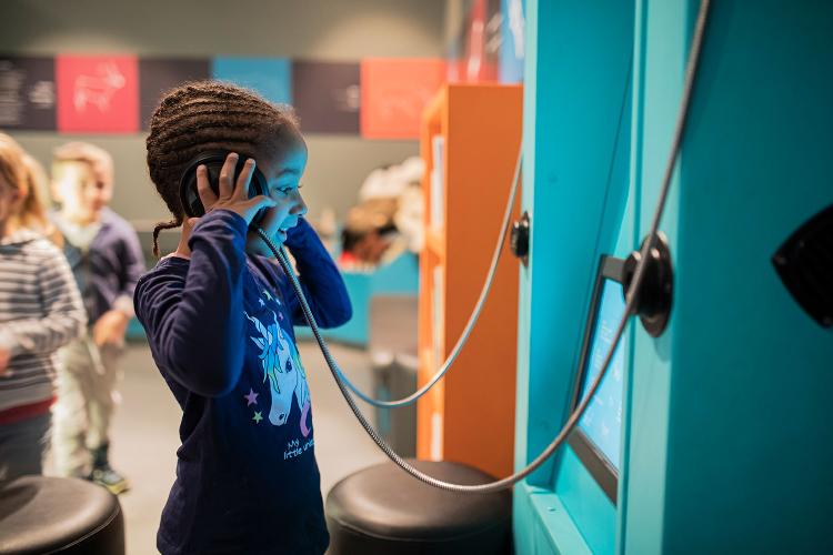 Jente med øretelefoner