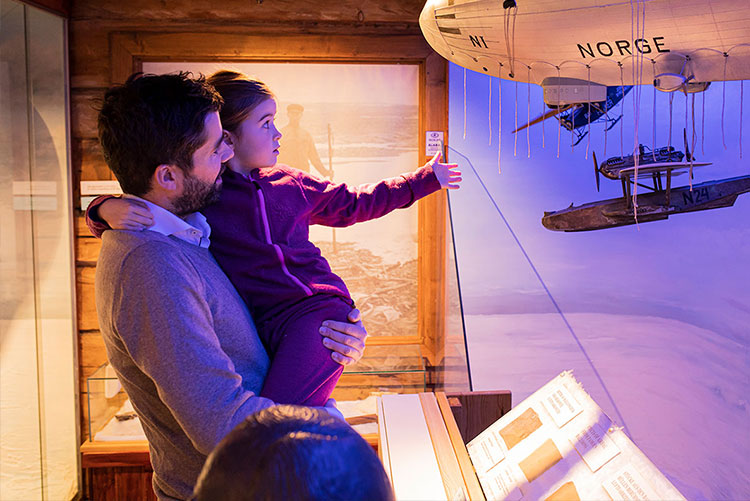 Mann som holder jente